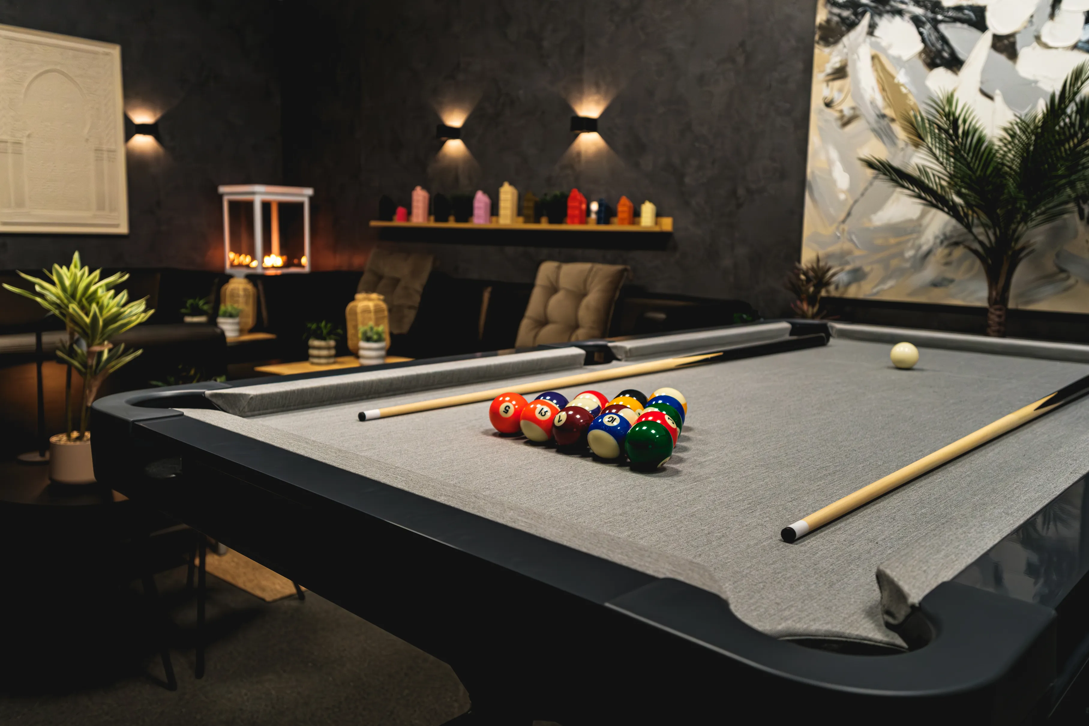Loungeruimte met biljarttafel en open haard